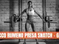 Donna in palestra esegue stacco rumeno presa snatch. Allenamento intenso per gambe e schiena.