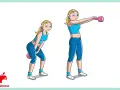 Donna esegue un affondo rumeno con kettlebell. Prima in posizione accovacciata, poi in piedi con il peso sollevato.
