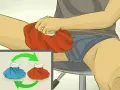 Applicazione di impacchi freddi e caldi per accelerare i tempi di recupero di uno stiramento all'inguine.