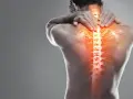 Uomo con mani sul collo e spalle, evidenziando una colonna vertebrale infuocata, simbolo di contrattura muscolare.