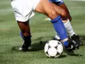 Calciatori in azione. La pettorina serve a proteggere i polpacci da colpi e infortuni durante il gioco.