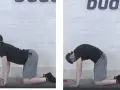 Uomo in posizione quadrupede, esegue stretching pre allenamento pesi: inarcamento schiena verso l'alto e poi verso il basso.
