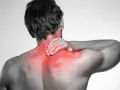 Uomo con mano sul collo, evidenziato in rosso il dolore ai muscoli del collo e delle spalle.