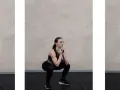 Donna esegue goblet squat con rialzo, tenendo un manubrio. Tre pose mostrano l'esercizio: posizione iniziale, discesa e risalita.
