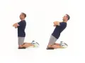 Uomo in ginocchio, braccia conserte, esegue un movimento eccentrica lenta di flessione del busto all'indietro.
