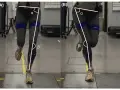 Gambe di una persona durante un hop test, con angoli α e β misurati per analizzare il movimento.