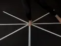 Persona esegue un test di equilibrio star excursion.