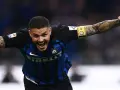 Calciatore esultante con le braccia aperte, mostrando quanto corre un calciatore in una partita. Tatuaggi visibili sul braccio.