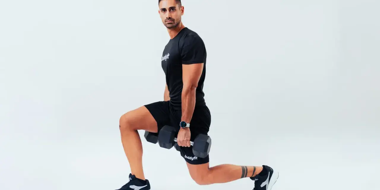 Uomo con manubri esegue affondi, un esercizio che rientra nel concetto di AMRAP (As Many Reps As Possible).