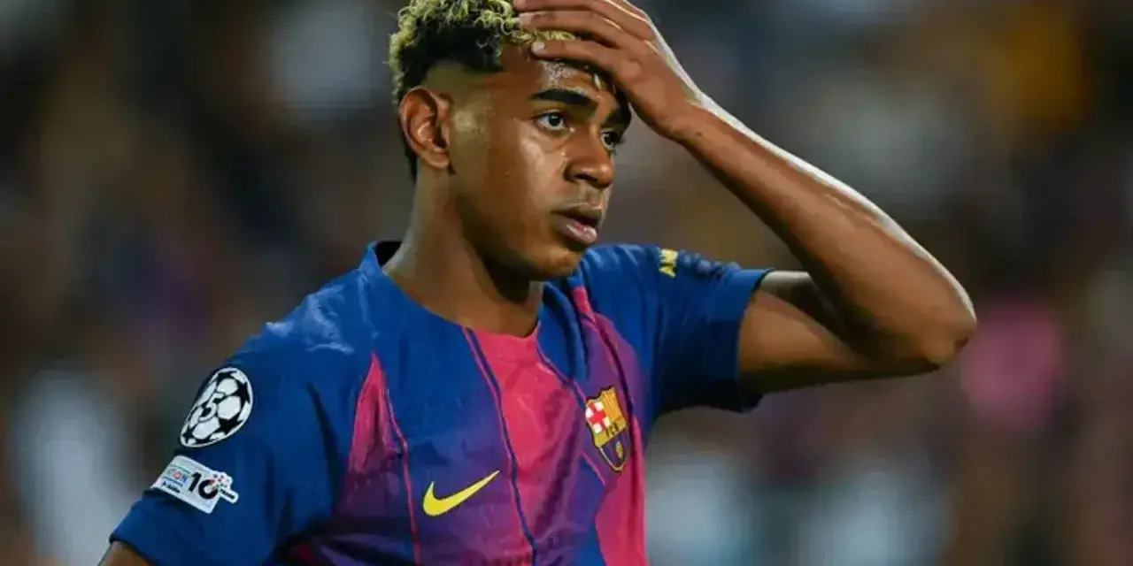 Giovane calciatore del Barcellona con la mano sulla fronte, forse riflette su quanto si allenano i calciatori per raggiungere questi livelli.