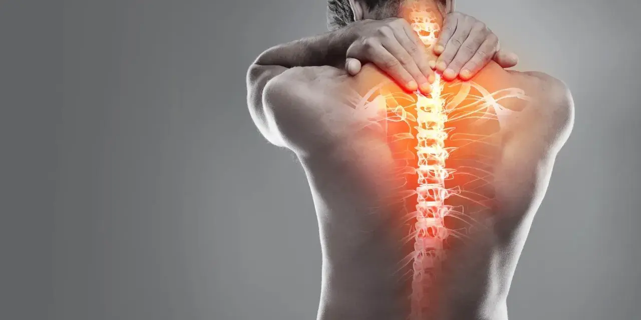 Uomo con mani sul collo e spalle, evidenziando una colonna vertebrale infuocata, simbolo di contrattura muscolare.