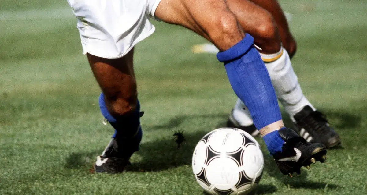 Calciatori in azione. La pettorina serve a proteggere i polpacci da colpi e infortuni durante il gioco.