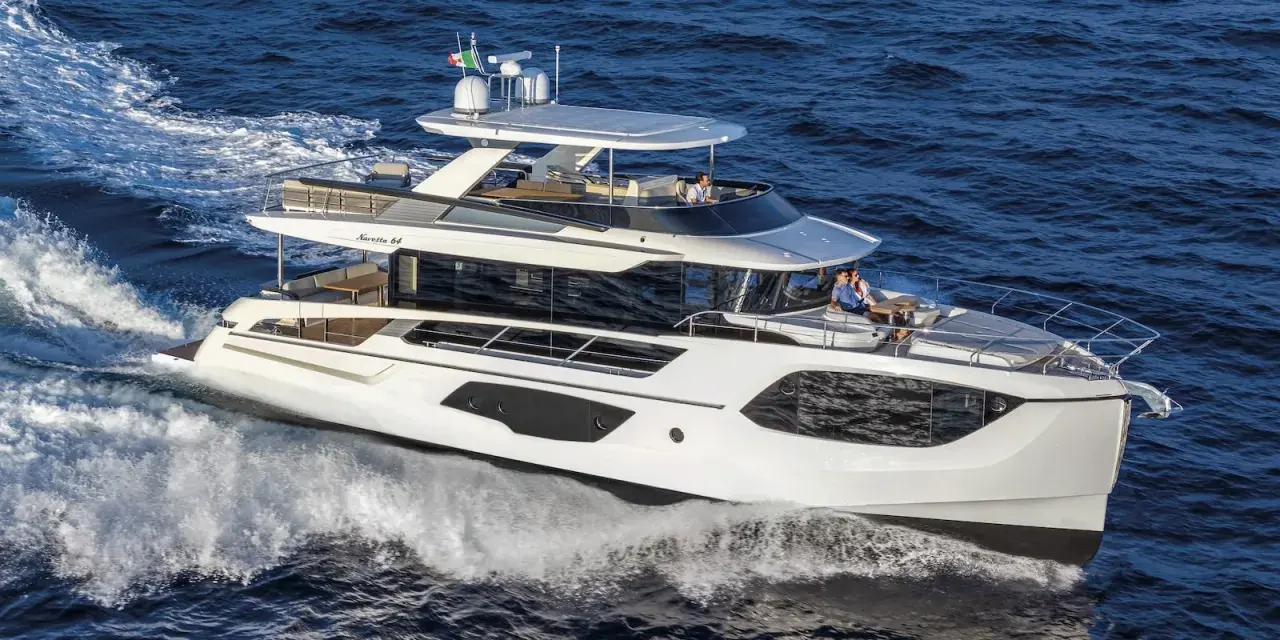 Test navetta in navigazione, con persone a bordo che godono del sole e del mare.