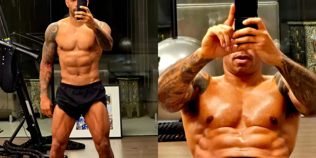 Fisico da calciatore scolpito, addominali definiti e muscoli in vista. Un uomo mostra il suo fisico atletico in palestra.