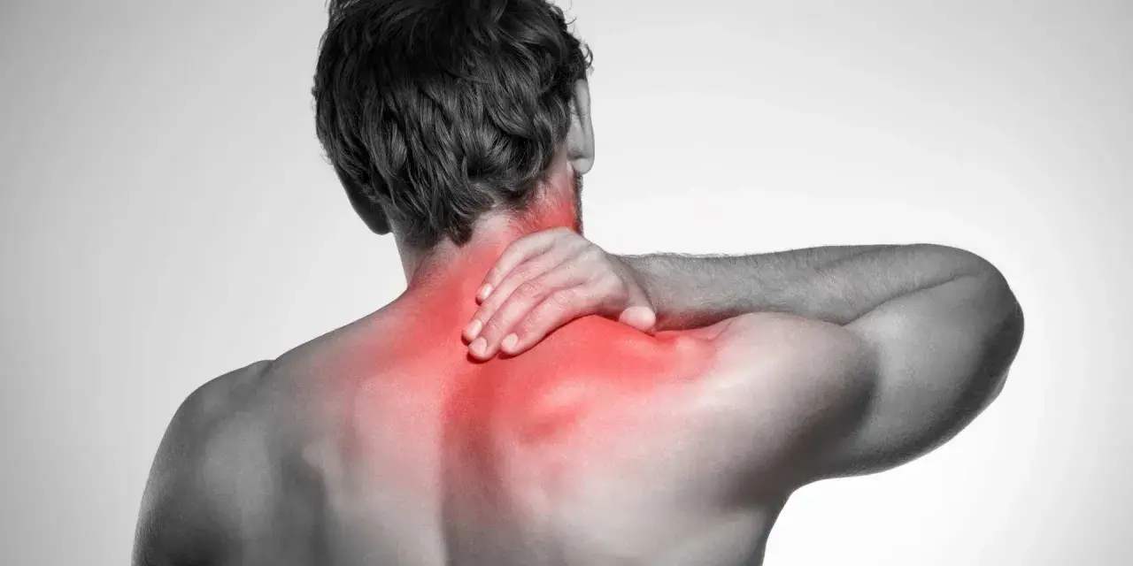 Uomo con mano sul collo, evidenziato in rosso il dolore ai muscoli del collo e delle spalle.