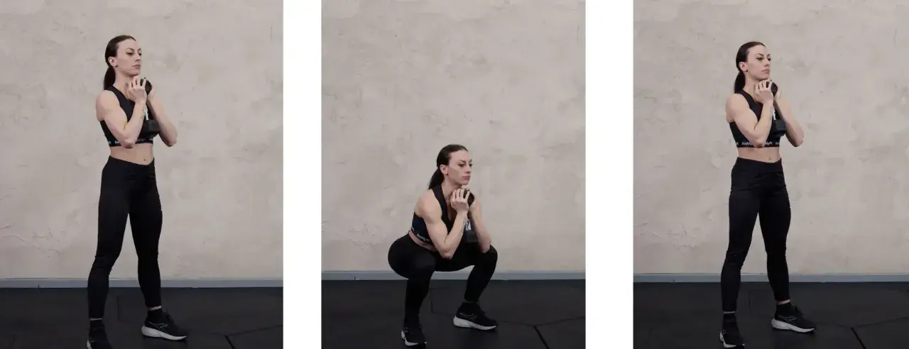 Donna esegue goblet squat con rialzo, tenendo un manubrio. Tre pose mostrano l'esercizio: posizione iniziale, discesa e risalita.