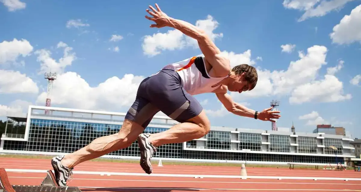 Atleta in partenza, pronto a sprigionare energia con il meccanismo anaerobico lattacido.