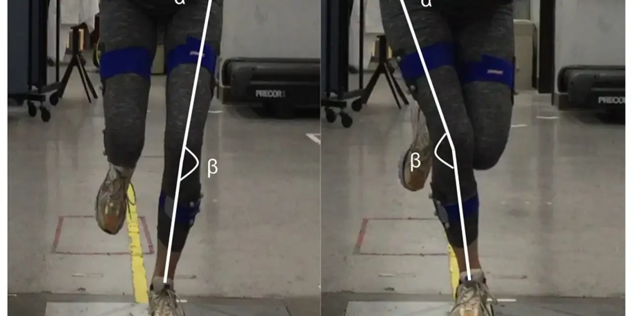 Gambe di una persona durante un hop test, con angoli α e β misurati per analizzare il movimento.