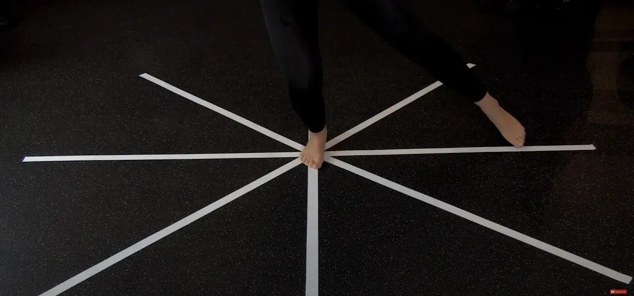 Persona esegue un test di equilibrio star excursion.