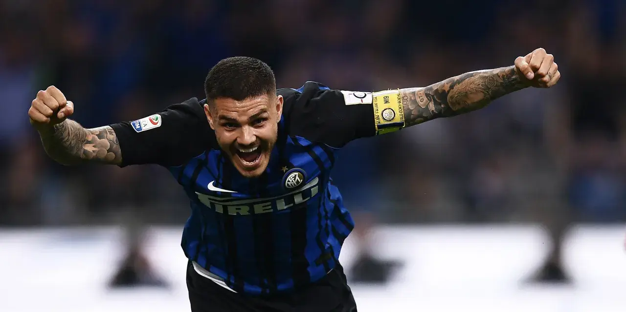 Calciatore esultante con le braccia aperte, mostrando quanto corre un calciatore in una partita. Tatuaggi visibili sul braccio.