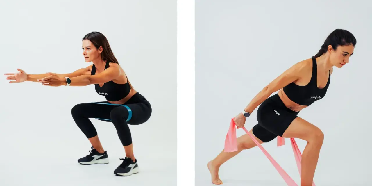 Donna esegue squat con elastico per allenare i muscoli estensori gamba. Poi affondo con elastico rosa.