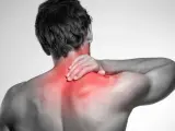 Uomo con mano sul collo, evidenziato in rosso il dolore ai muscoli del collo e delle spalle.