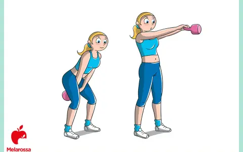 Donna esegue un affondo rumeno con kettlebell. Prima in posizione accovacciata, poi in piedi con il peso sollevato.