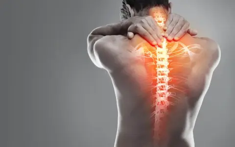 Uomo con mani sul collo e spalle, evidenziando una colonna vertebrale infuocata, simbolo di contrattura muscolare.