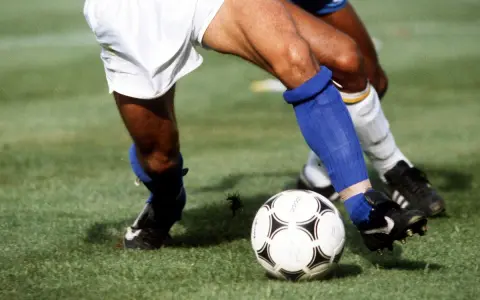 Calciatori in azione. La pettorina serve a proteggere i polpacci da colpi e infortuni durante il gioco.