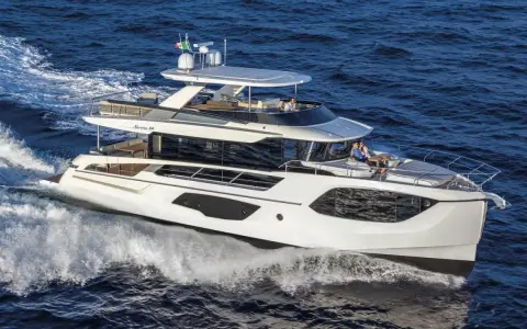 Test navetta in navigazione, con persone a bordo che godono del sole e del mare.
