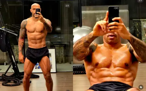 Fisico da calciatore scolpito, addominali definiti e muscoli in vista. Un uomo mostra il suo fisico atletico in palestra.