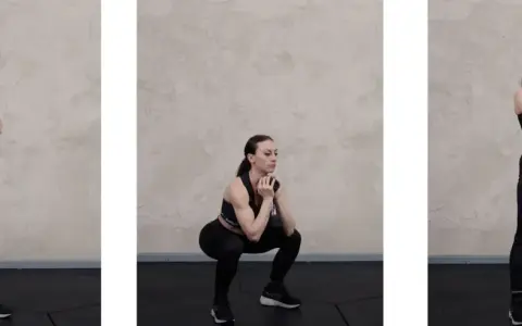 Donna esegue goblet squat con rialzo, tenendo un manubrio. Tre pose mostrano l'esercizio: posizione iniziale, discesa e risalita.