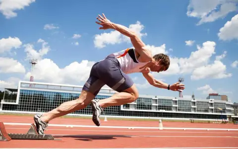 Atleta in partenza, pronto a sprigionare energia con il meccanismo anaerobico lattacido.
