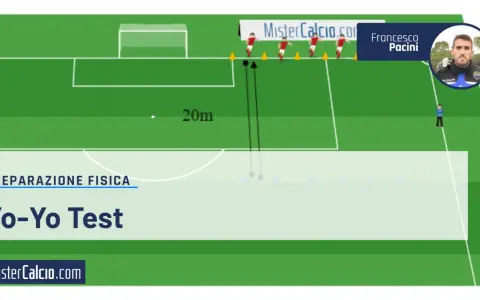 Il campo da calcio mostra la preparazione fisica con il Yo-Yo Test. Allenamento per la resistenza.