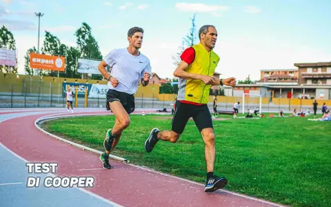 Due atleti si sfidano in un test di cooper scolastico su una pista di atletica.