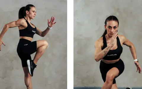 Donna in abbigliamento sportivo nero esegue un esercizio di corsa sul posto, stimolando il metabolismo anaerobico.