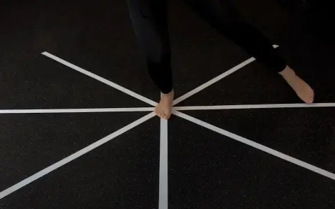 Persona esegue un test di equilibrio star excursion.