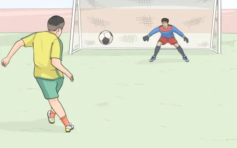 Ragazzo in maglia gialla pronto a calciare la palla verso la porta, con il portiere in posizione.
