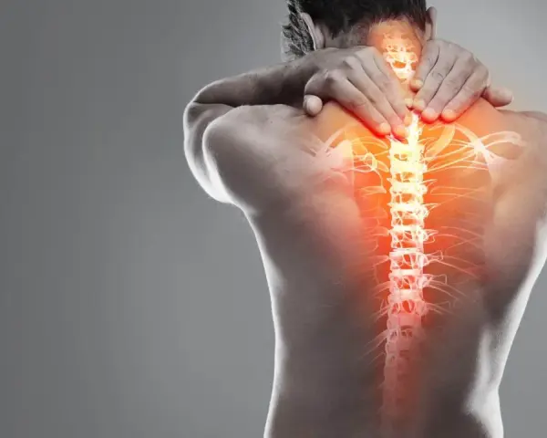 Uomo con mani sul collo e spalle, evidenziando una colonna vertebrale infuocata, simbolo di contrattura muscolare.