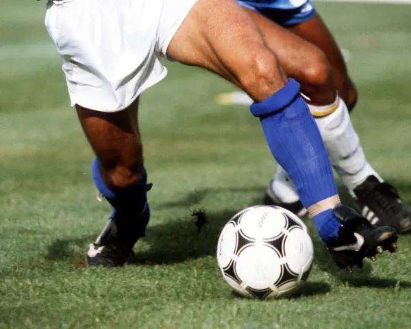 Calciatori in azione. La pettorina serve a proteggere i polpacci da colpi e infortuni durante il gioco.