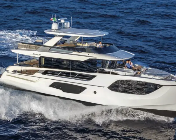 Test navetta in navigazione, con persone a bordo che godono del sole e del mare.