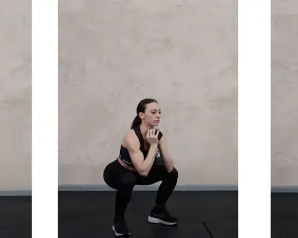 Donna esegue goblet squat con rialzo, tenendo un manubrio. Tre pose mostrano l'esercizio: posizione iniziale, discesa e risalita.