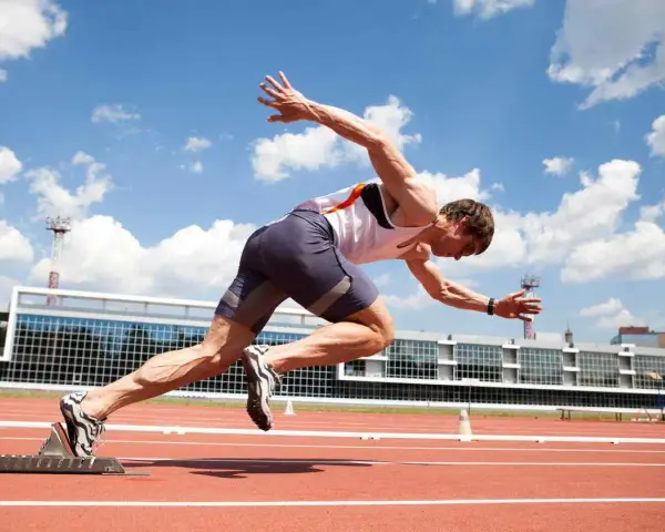 Atleta in partenza, pronto a sprigionare energia con il meccanismo anaerobico lattacido.