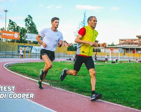 Due atleti si sfidano in un test di cooper scolastico su una pista di atletica.