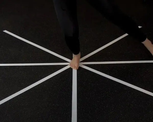 Persona esegue un test di equilibrio star excursion.