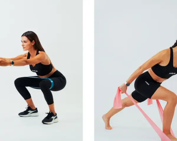Donna esegue squat con elastico per allenare i muscoli estensori gamba. Poi affondo con elastico rosa.