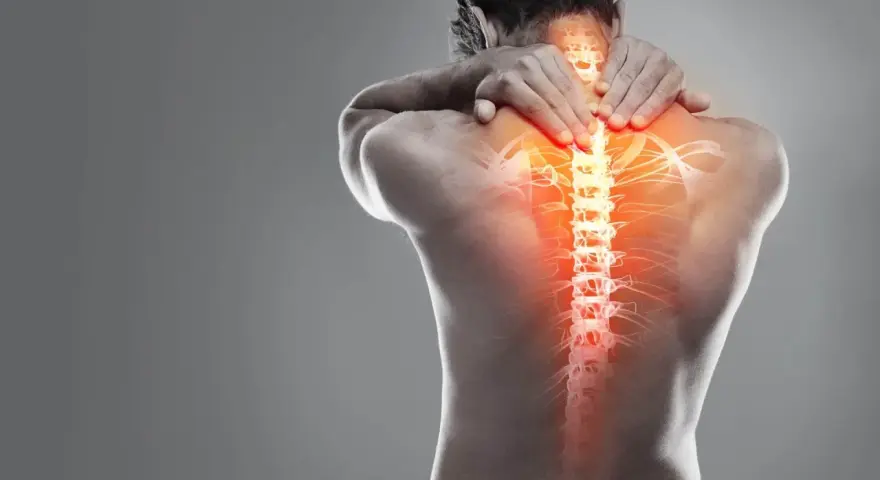 Uomo con mani sul collo e spalle, evidenziando una colonna vertebrale infuocata, simbolo di contrattura muscolare.