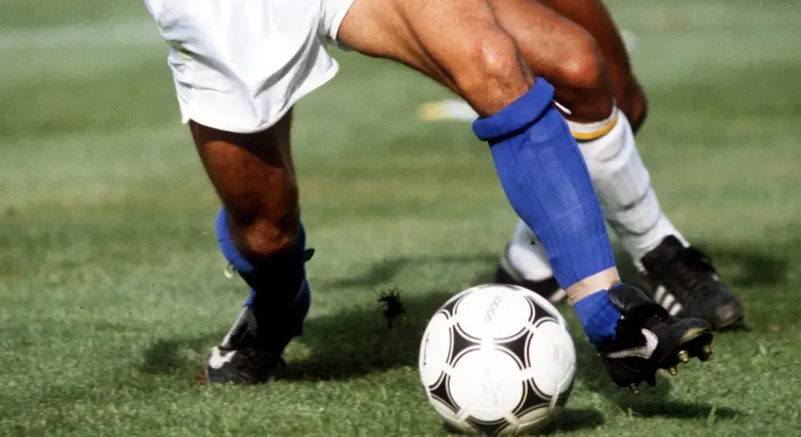 Calciatori in azione. La pettorina serve a proteggere i polpacci da colpi e infortuni durante il gioco.