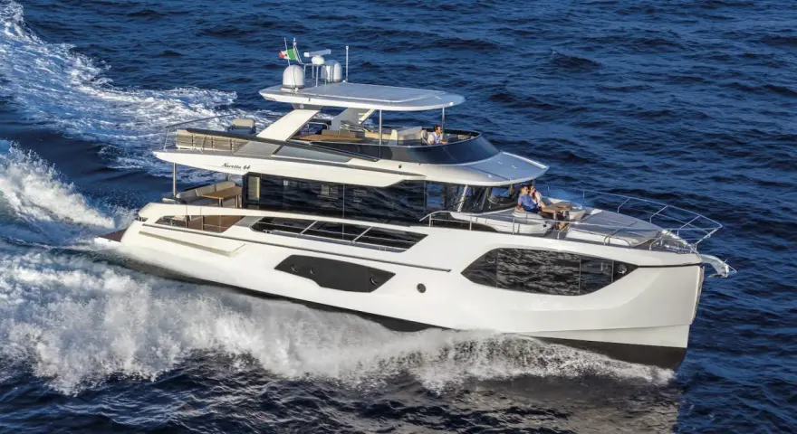 Test navetta in navigazione, con persone a bordo che godono del sole e del mare.