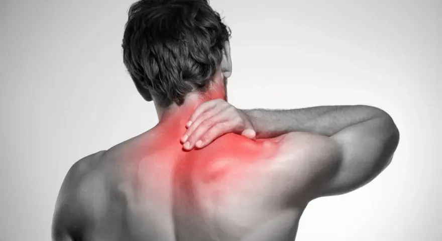 Uomo con mano sul collo, evidenziato in rosso il dolore ai muscoli del collo e delle spalle.